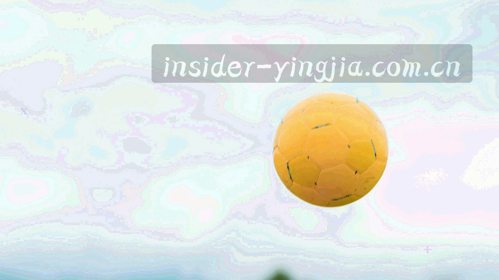 夜间会馆拱门与暖色灯带的暗调场景，光沿地面向纵深延展